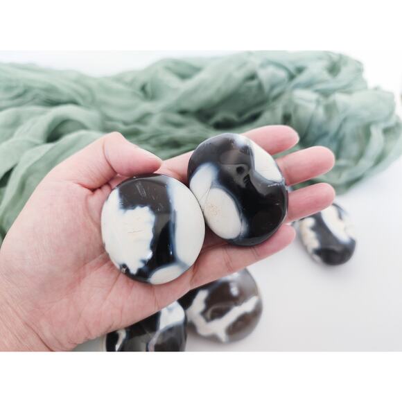 Orca Agate Palm Stone - Picture 7 of 8